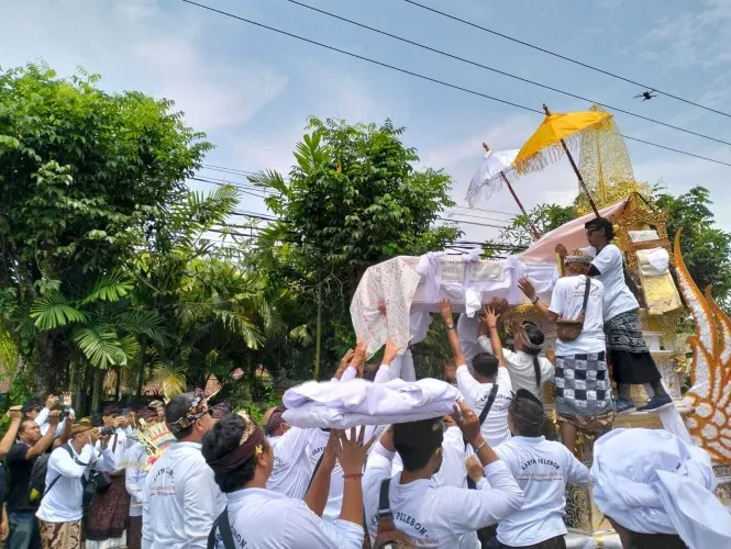 Pencipta Kaos Barong, Pande Ketut Krisna, Di-aben Usai 42 Hari Disemayamkan 